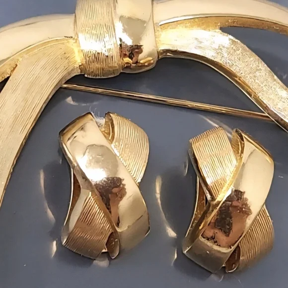 Vtg. CHRISTIAN DIOR 'Bow & Ribbon' Brooch & Earrings Set - Picture 12 of 12